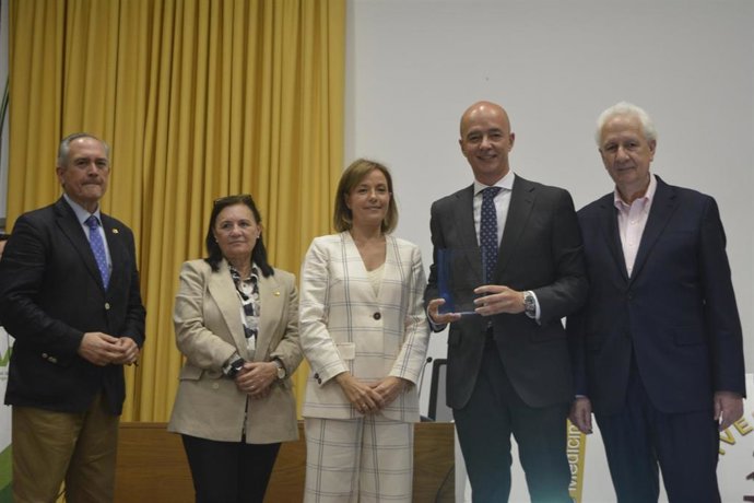 El director gerente del Hospital Reina Sofía,Francisco Triviño, recoge el distintivo por figurar entre los hospitales con mejor reputación.