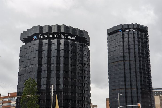 Vista de la fachada de las Torres La Caixa, a 23 de mayo de 2024, en Barcelona, Catalunya (España).