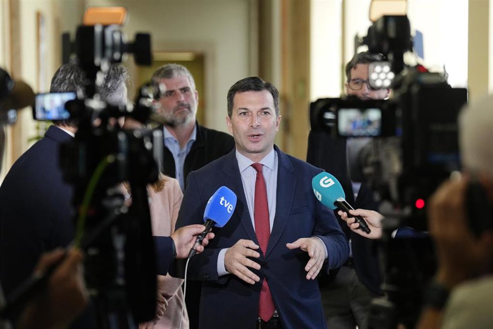Archivo - El exsecretrario general del PSdeG, Gonzalo Caballero, reacciona al anuncio de Besteiro durante el debate sobre el estado de la autonomía de Galicia, a 9 de octubre de 2023, en Santiago de Compostela, Galicia (España). Alfonso Rueda se estrena
