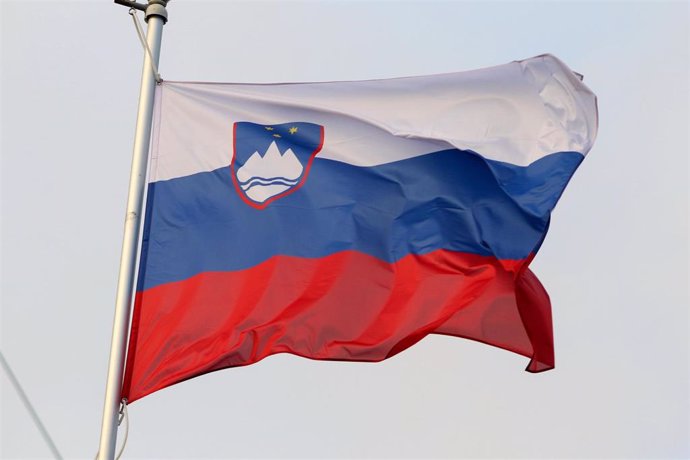 Archivo - November 2, 2023, Saint Petersburg, Russia: The national flag of the Republic of Slovenia as a participating country at the 12th St. Petersburg International Gas Forum