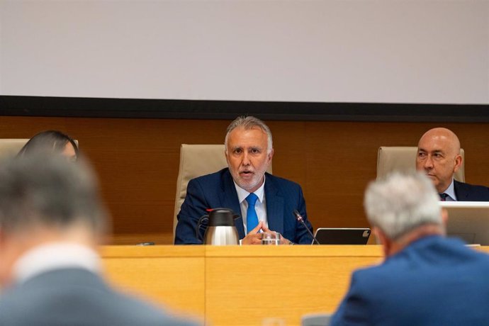 El expresidente del Gobierno de Canarias y Ministro de Política Territorial y Memoria Democrática, Ángel Víctor Torres (c), comparece en el Congreso de los Diputados, a 10 de junio de 2024, en Madrid (España). Ángel Víctor Torres ha comparecido hoy ante l