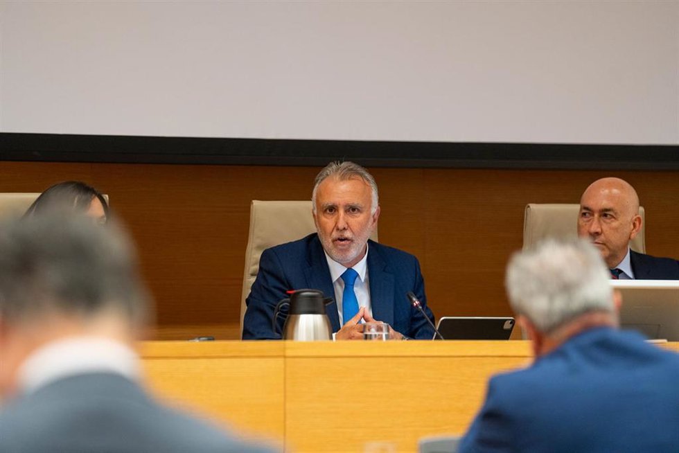 El expresidente del Gobierno de Canarias y Ministro de Política Territorial y Memoria Democrática, Ángel Víctor Torres (c), comparece en el Congreso de los Diputados, a 10 de junio de 2024, en Madrid (España). Ángel Víctor Torres ha comparecido hoy ante