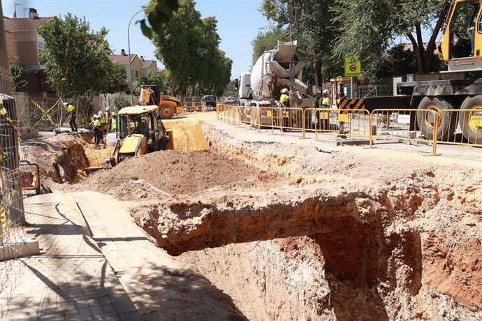 Archivo - Trabajadores de la construcción en una obra en Sevilla.