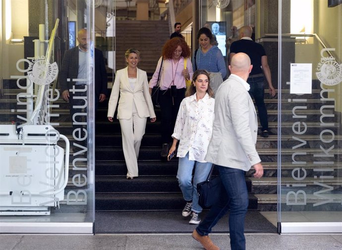 La vicepresidenta segunda del Gobierno y ministra de Trabajo y Economía Social, Yolanda Díaz (2i), a su salida de una rueda de prensa, en el Círculo de Bellas Artes, a 10 de junio de 2024, en Madrid (España). 