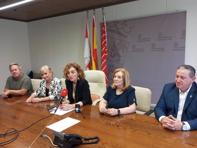 El alcalde de Zamora, Francisco Guarido (i); la delegada territorial de la Junta, Leticia García; la directora de Vivienda de la Junta, María Pardo; la presidenta de la Junta pro Semana Santa, Isabel García; y el presidente de la Diputación, Javier Faúnde