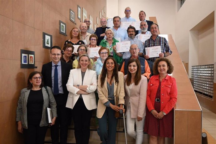 La consejera de Familia e Igualdad de Oportunidades, Isabel Blanco, con los graduados de la Universidad de la Experiencia en la UVa.