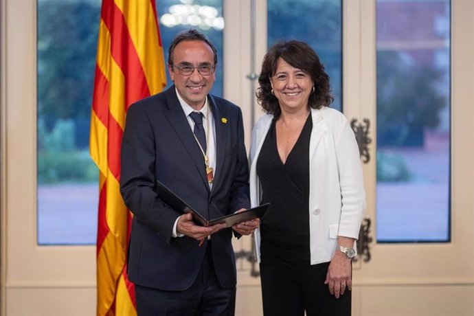 Erra fa acte de lliurament a Rull de la Presidència del Parlament de Catalunya