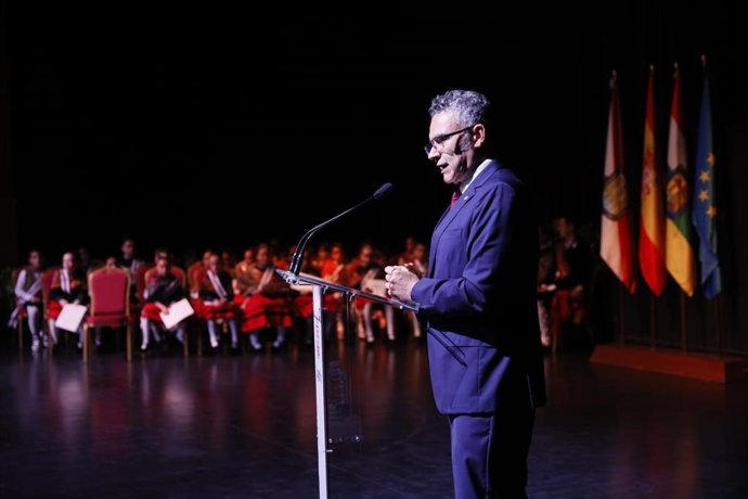 El Ayuntamiento de Logroño ha impuesto esta tarde sus bandas a las niñas y los niños representantes de la ciudad