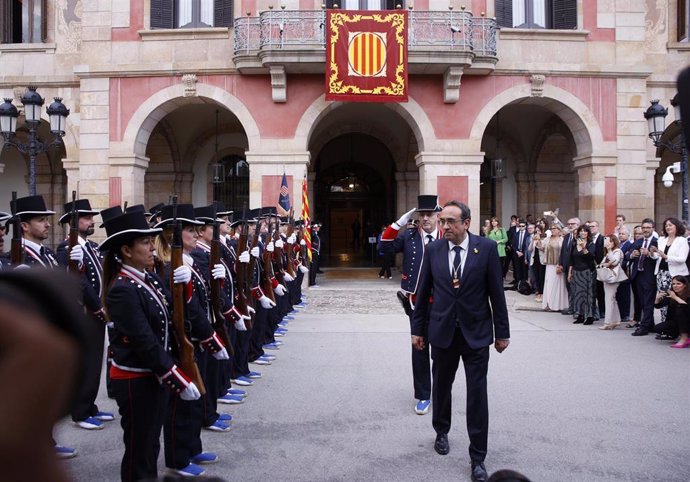 Saludo de honor del cuerpo de los Mossos d'Esquadra al presidente del Parlament, Josep Rull, tras ser elegido en el cargo