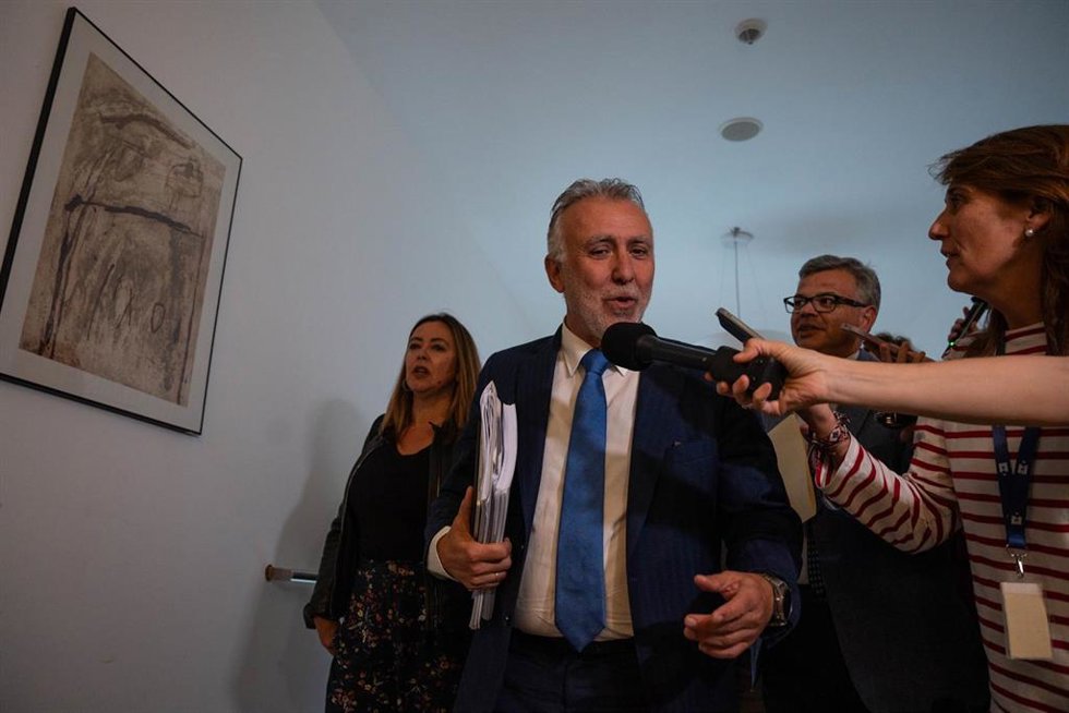 El expresidente del Gobierno de Canarias y Ministro de Política Territorial y Memoria Democrática, Ángel Víctor Torres (c), a su llegada para comparecer en el Congreso de los Diputados, a 10 de junio de 2024, en Madrid (España). Ángel Víctor Torres ha c