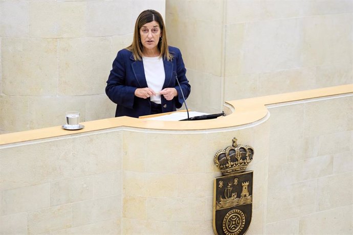 Archivo - La presidenta de la Comunidad Autónoma de Cantabria, María José Sáenz de Buruaga Gómez, durante un Pleno del Parlamento