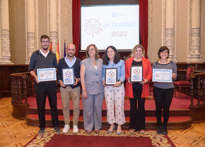 La presidenta de la Diputación de Palencia, Ángeles Armisén, con los galardonados con los Premios 'A Huebra 2023'.