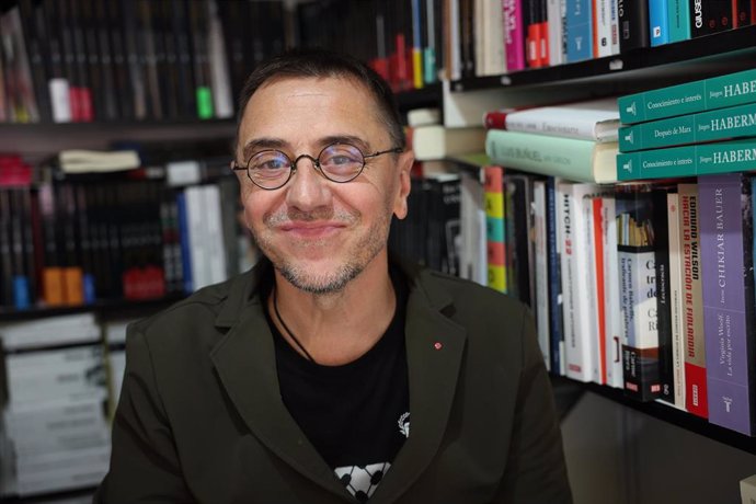 Archivo - El cofundador de Podemos, Juan Carlos Monedero, firma en la 82ª Feria del Libro de Madrid, en el Parque del Retiro, a 3 de junio de 2023, en Madrid (España).