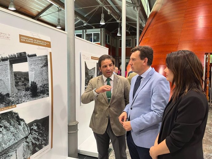 Autoridades contemplando la exposición 'El patrimonio de los FF.CC. Mineros de Cala y Aznalcóllar'.