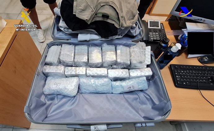 El arrestado llevaba oculto en el interior de su equipaje aproximadamente 96.000 pastillas de medicamentos sin prescripción facultativa.