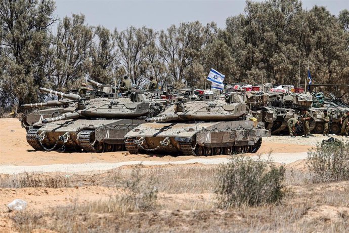 Carros de combate israelíes en la Franja de Gaza