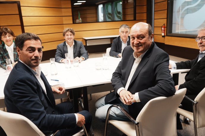 El candidato a Lehendakari, Imanol Pradales (i), el secretario general del PSE-EE y candidato del partido a lehendakari, Eneko Andueza (c), y el presidente del PNV, Andoni Ortuzar (2d) durante su encuentro para conversar de cara a formar un gobierno en 