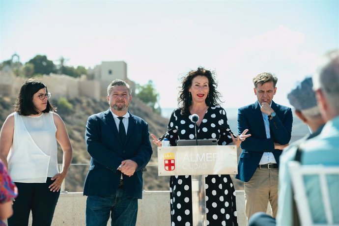 La alcaldesa de Almería, María del Mar Vázquez, en la puesta de largo del festival realizada en el terrado del Centro de Interpretación Patrimonial.