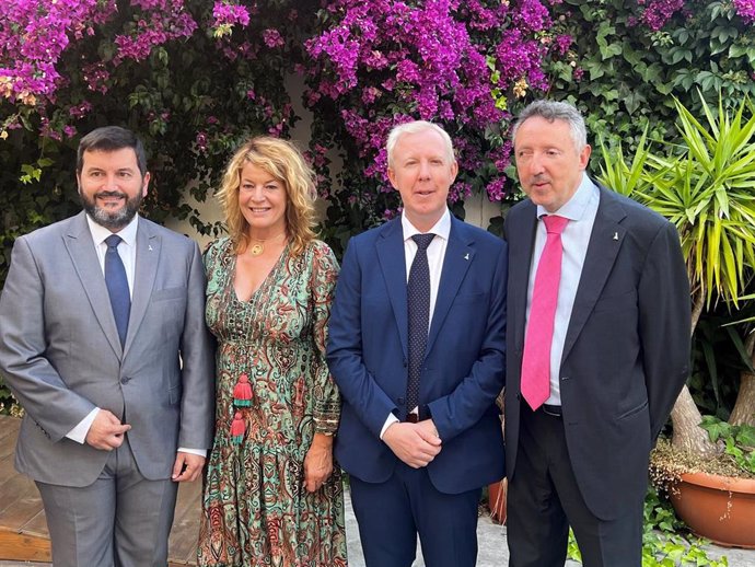 El nuevo director de la ONCE en Huelva, Daniel Guerra, posa junto a las autoridades presentes en el acto, entre ellas la alcaldesa de Huelva, Pilar Miranda.