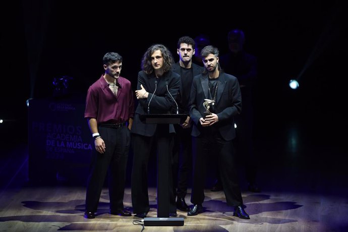 El grupo Arde Bogotá recoge el premio a Mejor Nuevo Artista durante la entrega de Premios de la Academia de la Música de España 2024, en el Palacio Municipal de IFEMA Madrid, a 10 de junio de 2024, en Madrid (España)