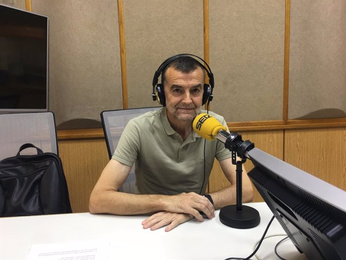 El coordinador general de IU, Antonio Maíllo, en una entrevista en la Cadena SER.