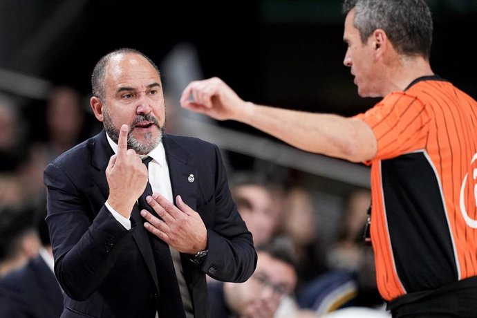 Chus Mateo habla con uno de los árbitros durante el Real Madrid-UCAM Murcia de la final de la Liga Endesa 23-24