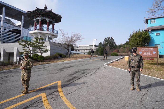 Archivo - 15 April 2023, South Korea, Joint Security Area: US Army soldiers stand in the Joint Security Area (JSA) of the demilitarized zone between North and South Korea. After the three-year Korean War, a four-kilometer-wide demilitarized zone (DMZ) was