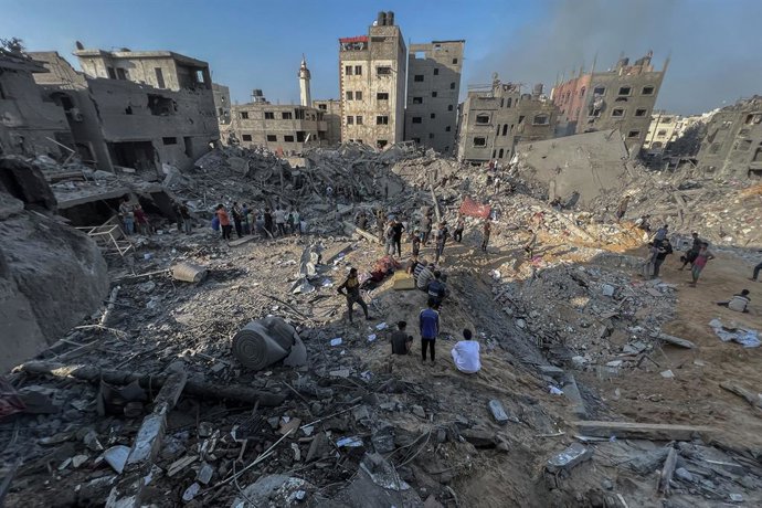 Archivo - Edificios destruidos por un bombardeo de Israel contra el campamento de refugiados de Yabalia, el más grande de la Franja de Gaza (archivo)