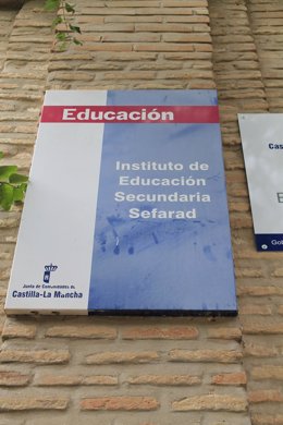 Archivo - Cartel que indica, el nombre del instituto