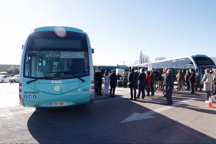 Archivo - Un autobús aparcado durante la inauguración de una estación de carga de vehículos eléctricos en la sede de Autobuses Urbanos de Valladolid (AUVASA)