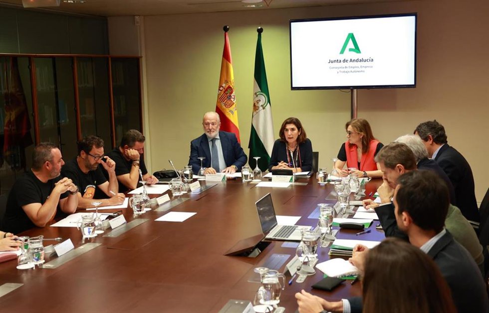 La consejera de Empleo, Rocío Blanco, presidiendo la reunión entre las partes en el conflicto de Acerinox.