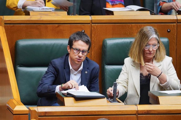 El candidato de EH Bildu a lehendakari, Pello Otxandiano, y la cabeza de lista de EH Bildu por Gipuzkoa, Nerea Kortajarena, durante la sesión constitutiva del Parlamento Vasco de la XIII legislatura, en el Parlamento Vasco, a 14 de mayo de 2024