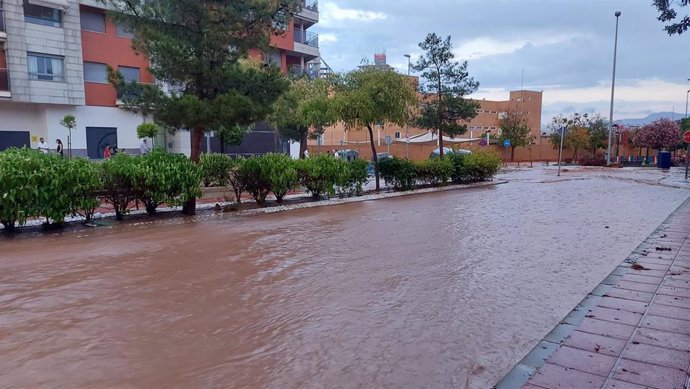 Una calle de Espinardo, en Murcia, anegada por las lluvias