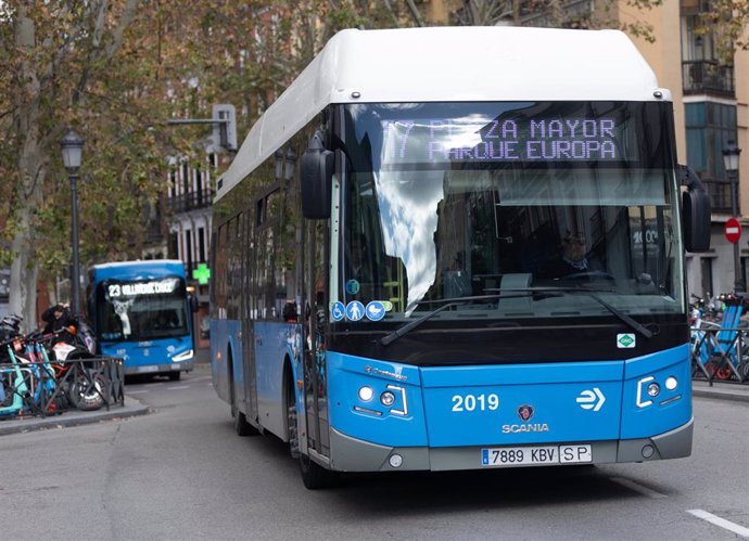 Archivo - Un autobús de la EMT, a 4 de diciembre de 2023, en Madrid (España).