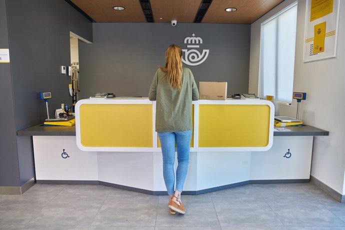 Archivo - Eficiencia energética.- Correos distribuyó unos 43.000 distintivos ambientales de la DGT en Barcelona en 2023