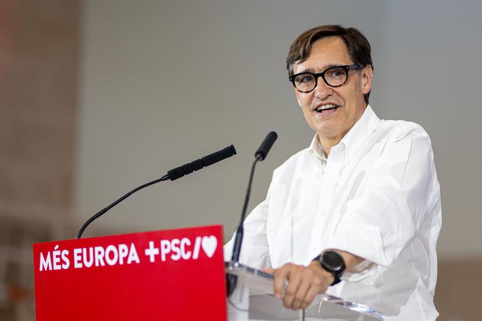El primer secretario del PSC, Salvador Illa, interviene durante un mitin de campaña electoral del PSC, en el Poliesportiu Municipal Gornal, a 6 de junio de 2024, en LHospitalet de Llobregat