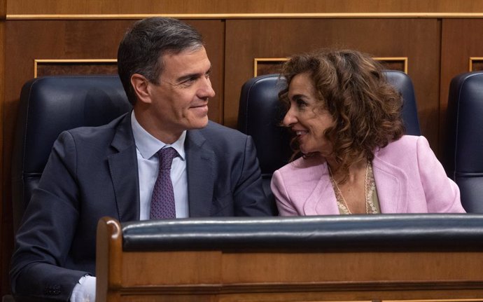 El presidente del Gobierno, Pedro Sánchez y la vicepresidenta primera y ministra de Hacienda, María Jesús Montero, en el pleno del Congreso de los Diputados que aprobó la Ley de Amnistía, a 30 de mayo de 2024, en Madrid (España).