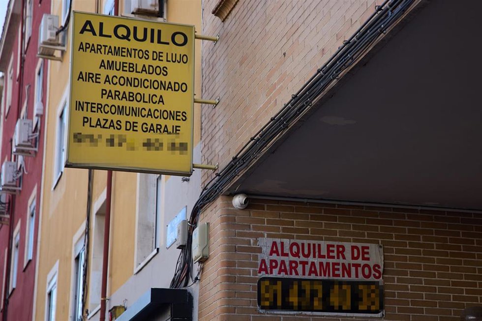 Archivo - Carteles de alquiler, a 13 de abril de 2024, en Madrid (España). 