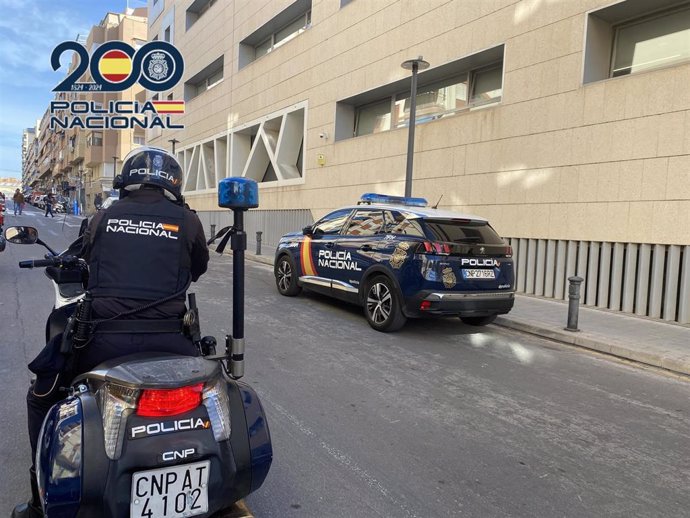 Vehículos de la Policía Nacional frente a la Comisaría Provincial de Alicante.