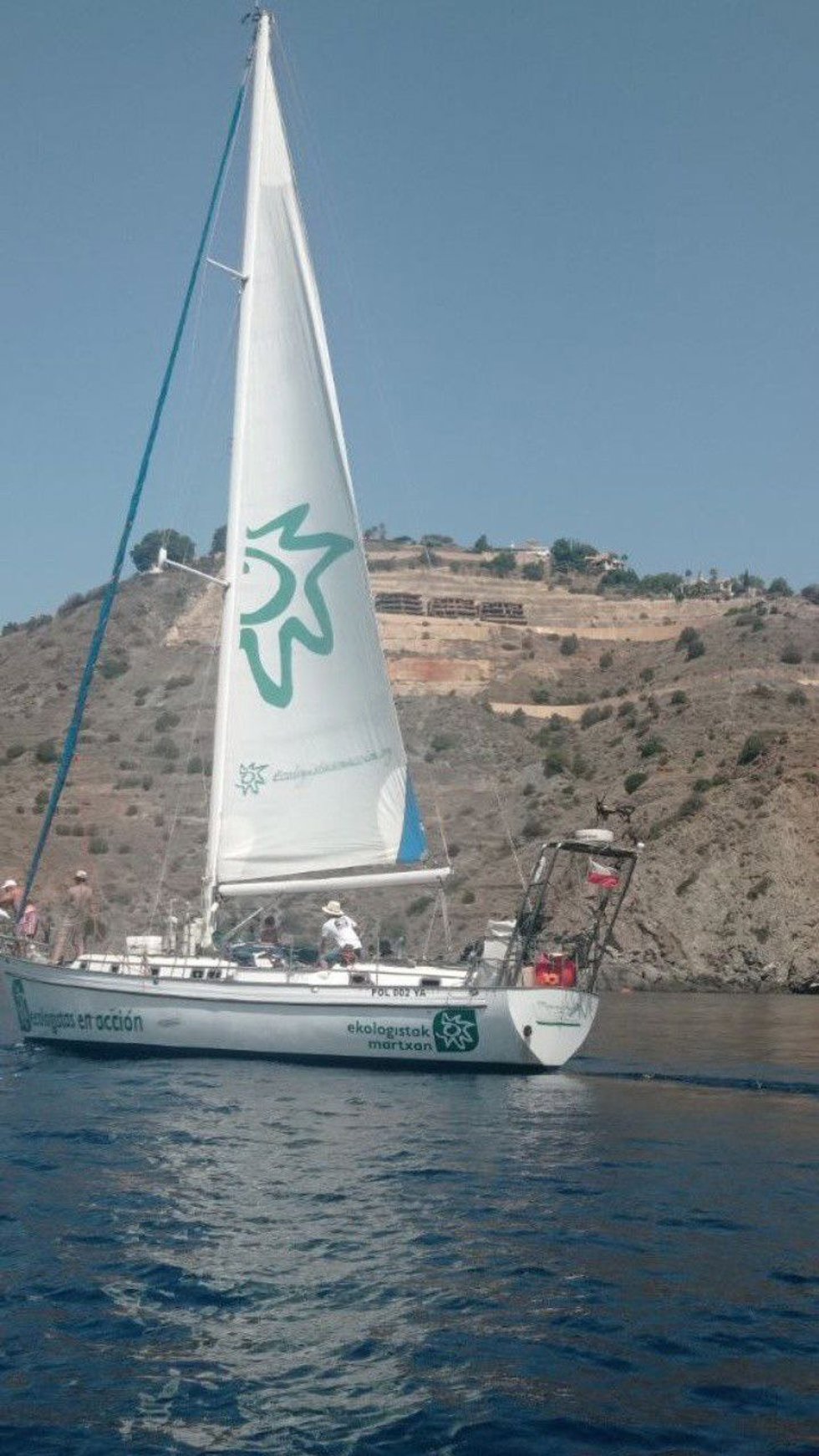 El velero Diosa Maat de Ecologistas en Acción saliendo de Motril (Granada).