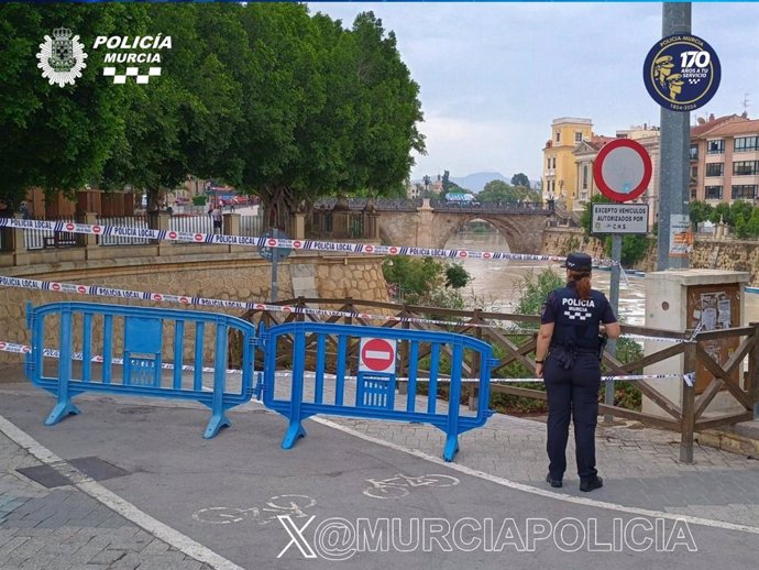 Imagen del acceso a la mota del río Segura, cortado por la Policía Local de Murcia