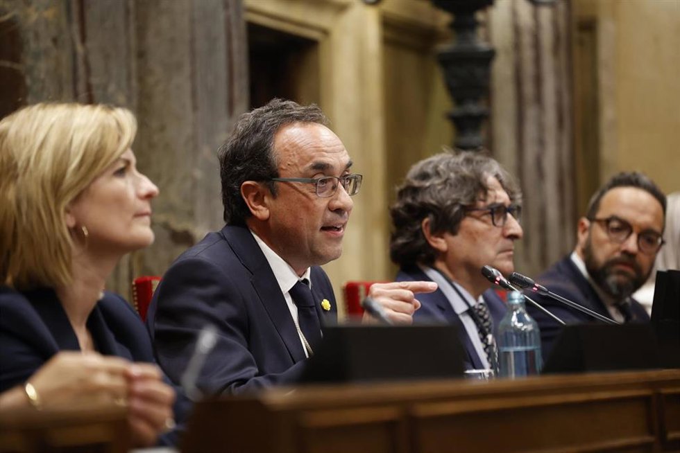 El nuevo presidente del Parlament, Josep Rull (c), declara constituida la nueva legislatura durante el pleno de constitución de la XV legislatura del Parlament de Catalunya, a 10 de junio de 2024, en Barcelona, Catalunya (España).