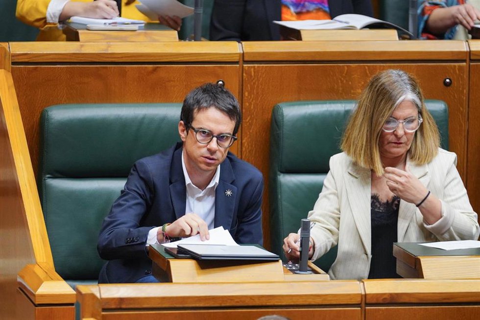 Pello Otxandiano y Nerea Kortajarena del Parlamento Vasco