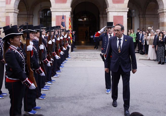 El nuevo presidente del Parlament, Josep Rull, pasa revista a los Mossos d'Esquadra durante el pleno de constitución de la XV legislatura del Parlament de Catalunya, a 10 de junio de 2024, en Barcelona, Catalunya (España). 