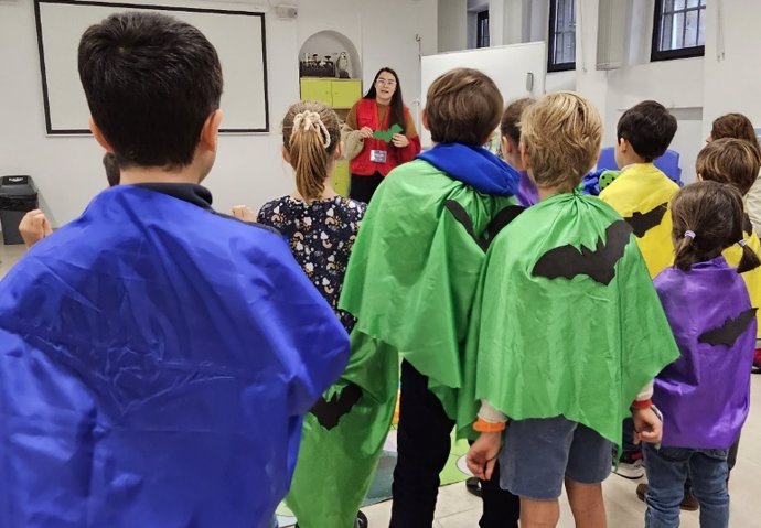 Varios niños participan en la celebración de un 'cumpleaños científico'.