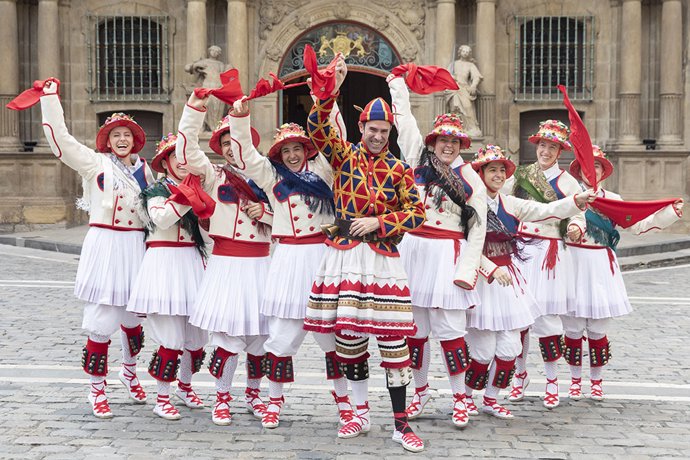 El grupo de danzas Duguna, elegido por votación popular para lanzar el Chupinazo anunciador de los Sanfermines de 2024