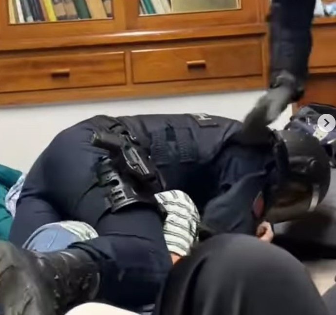 Momento de la entrada de la Policía Nacional en el decanato de Filología de la Universidad de Sevilla.