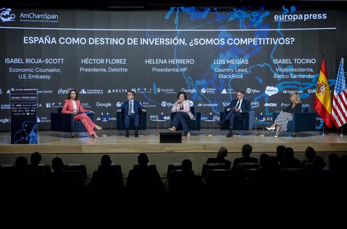 (I-D) La economic counselor de U.S. Embassy, Isabel Rioja-Scott; el presidente de Deloitte, Hector Florez; la presidenta de HP, Helena Herrero; el country lead de BlackRock, Luis Megías; y la vicepresidenta del Banco Santander, Isabel Tocino; en el Encuen