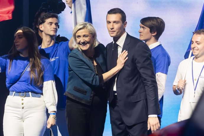 El líder de Agrupación Nacional, Jordan Bardella, junto a la excandidata presidencial Marine Le Pen