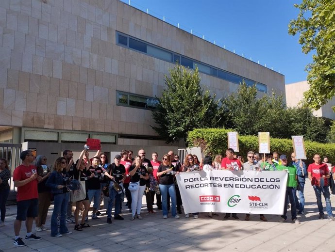 Concentración sindical en la Consejería de Educación de Castilla-La Mancha.